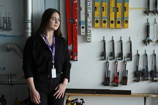 Giới trẻ Anh chọn làm thợ vì lo AI giành việc