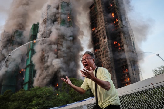 Bức ảnh trở thành biểu tượng trong vụ cháy chung cư Hong Kong