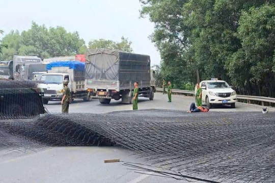 Hàng tấn thép rơi khỏi container, trúng đôi nam nữ đi xe máy