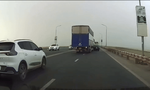 Xe con bị húc liên tiếp vì xe tải chuyển làn ẩu