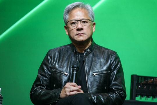 CEO Nvidia: 'Thật điên rồ khi hạn chế dùng AI'
