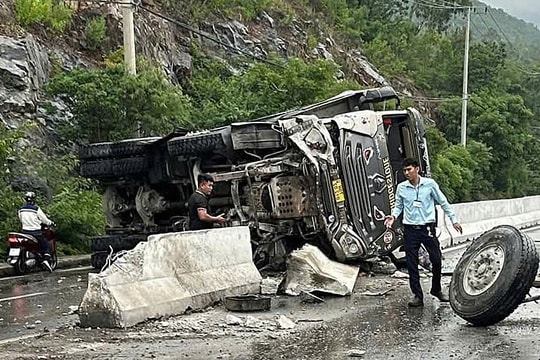 Xe tải lật trên đường Nha Trang đi Cam Ranh