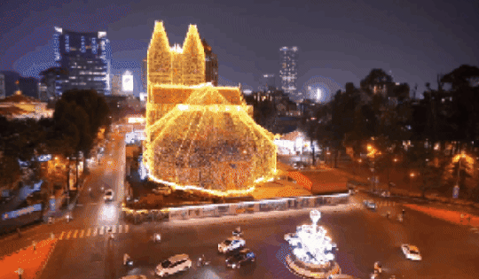 VIDEO: TPHCM trang hoàng Giáng sinh sớm, nhà thờ Đức Bà rực đèn