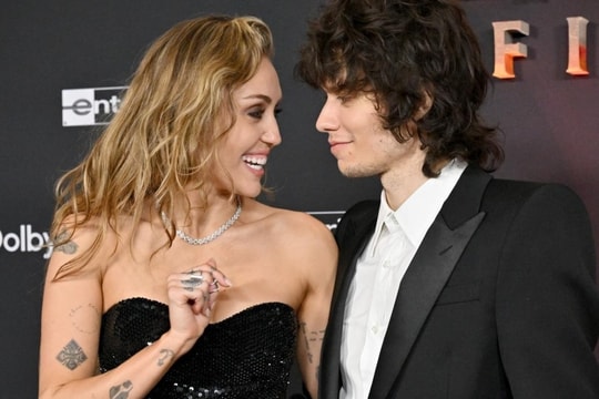 Miley Cyrus đính hôn