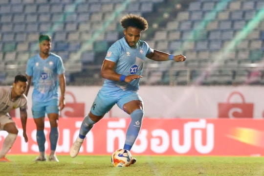 Nguyễn Xuân Son lập hattrick ngoạn mục