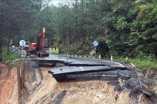 Lâm Đồng: Nhiều tuyến đèo, quốc lộ bị sạt lở, ngập sâu do mưa lũ