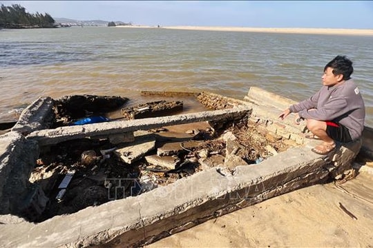 Bờ biển Quảng Trị bị sạt lở nghiêm trọng, người dân sống trong âu lo