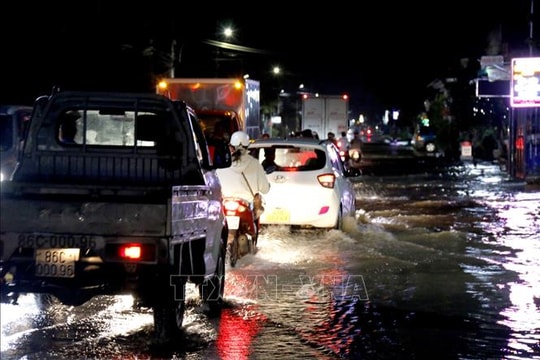 Ngập lụt ở Lâm Đồng: Quốc lộ 1A bị phong tỏa, hơn 1.000 hộ dân được di dời khẩn cấp