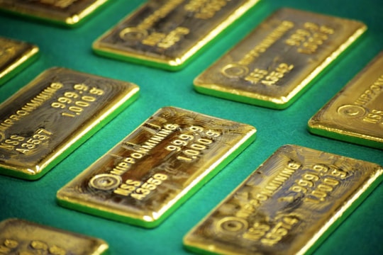 Giá vàng giảm nhẹ khi nhà đầu tư thận trọng trước cuộc họp của Fed