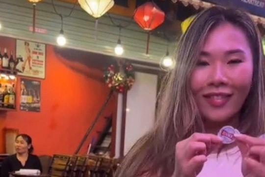 Hành vi gây tranh cãi của khách Mỹ ở phố đường tàu Hà Nội