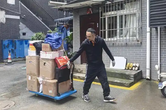 Thợ bốc vác đổi đời nhờ 'bắn tiếng Anh như gió'