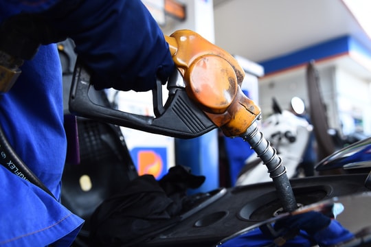 Giá xăng lên gần 20.500 đồng một lít