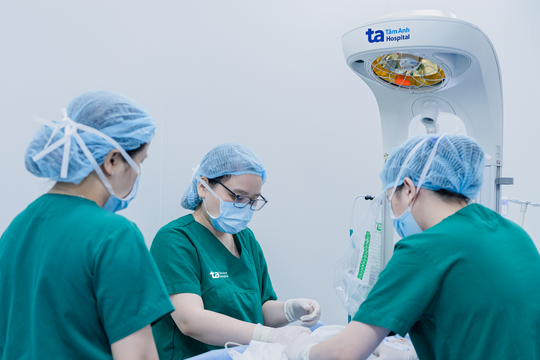 Bé gái sinh non bị viêm màng não