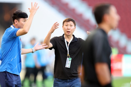 Phút bốc hoả của HLV Kim trong trận thắng Lào