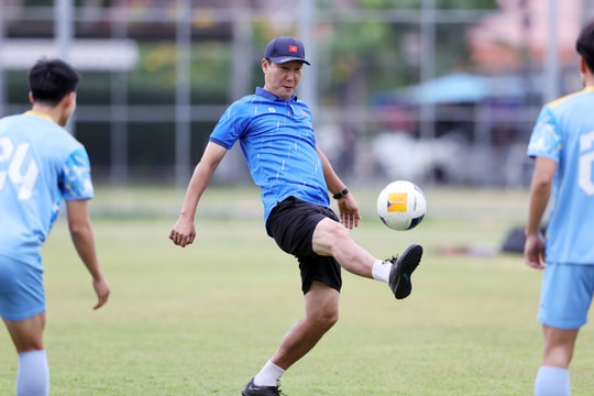 HLV Kim Sang-sik trổ tài cùng U22 Việt Nam