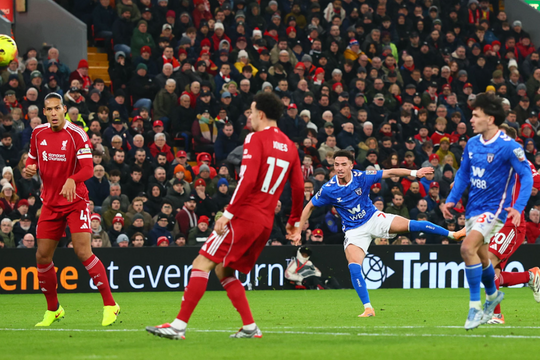 Carragher: 'Liverpool ngủ mê trên sân Anfield'