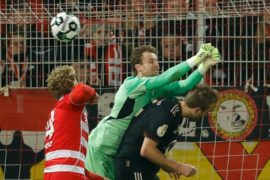 Bayern thắng nhờ hai bàn phản lưới ở Cup Quốc gia