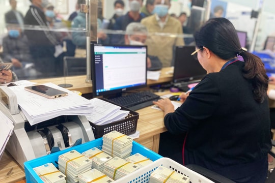 Tài xế 'mòn mỏi' chờ bằng lái xe bản cứng