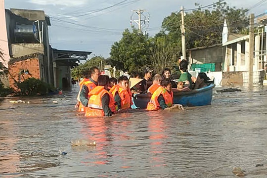 Hồ thủy lợi xả lũ gây ngập hơn 1.000 hộ dân