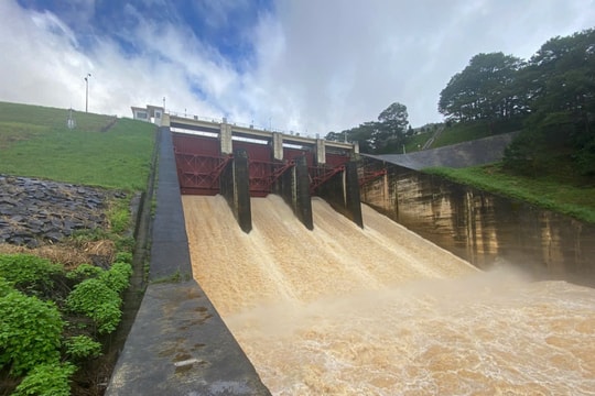 Hàng loạt hồ chứa Nam Trung Bộ xả lũ do mưa lớn