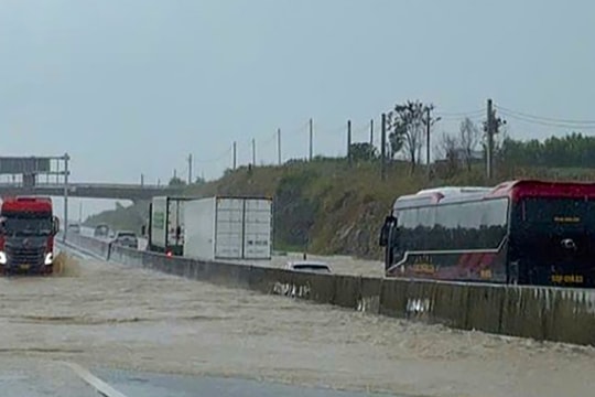 Hai cao tốc qua Lâm Đồng ngập nước, sạt lở, phải đóng đường