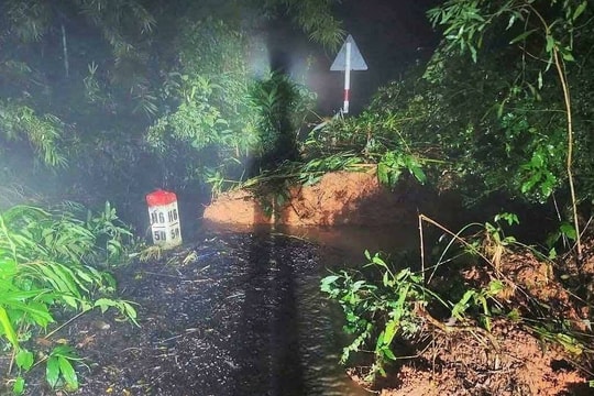 Đèo Gia Bắc sạt lở chia cắt quốc lộ 28