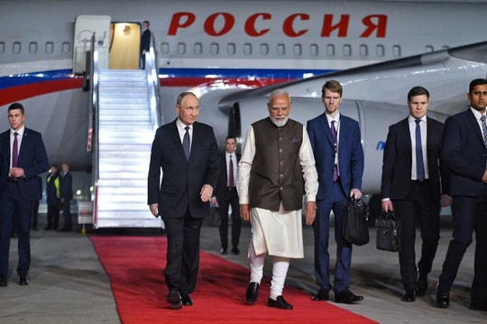 Thủ tướng Ấn Độ đón Tổng thống Putin từ chân cầu thang máy bay
