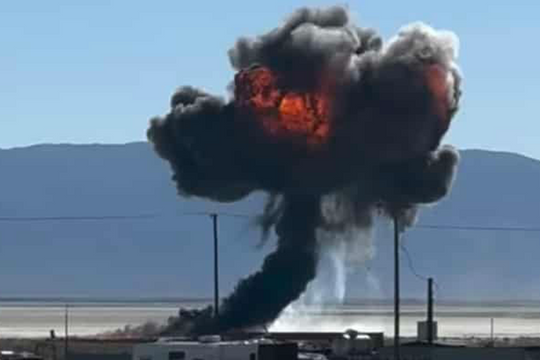 Tiêm kích F-16 Mỹ lao xuống đất, phát nổ