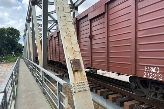 Điều tàu hàng 200 tấn chặn lũ bảo vệ cầu đường sắt ở Lâm Đồng