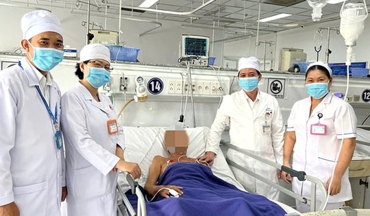 Người đàn ông 62 tuổi nguy kịch vì sặc nửa trái nho xanh