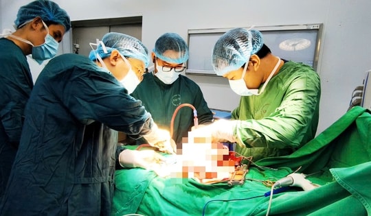 Khối u buồng trứng khổng lồ chiếm gần trọn bụng dưới của bệnh nhân 20 tuổi