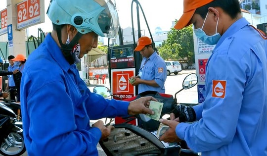 Giá xăng tăng, RON 95 lên 20.460 đồng/lít