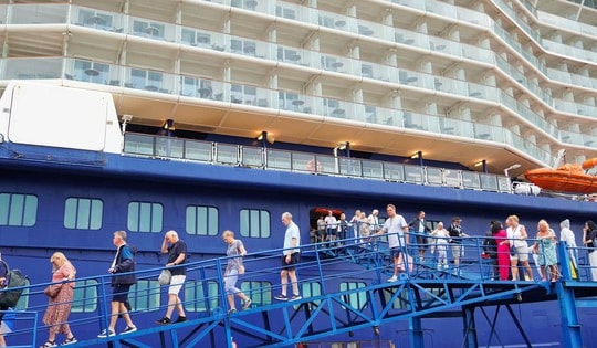 Cận cảnh tàu Celebrity Solstice trở lại Việt Nam, chở theo 2.500 du khách