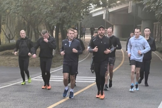 Video: Tổng thống Pháp chạy bộ vào buổi sáng tại công viên Trung Quốc