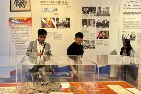 Triển lãm 'Nghĩa tình thủy chung' Việt Nam - Cuba