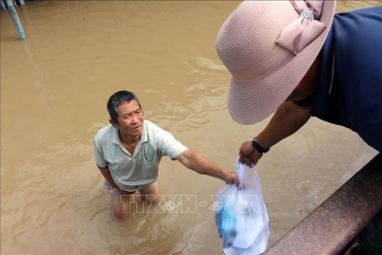 Tiếp tế nhu yếu phẩm cho người dân vùng lũ Lâm Đồng
