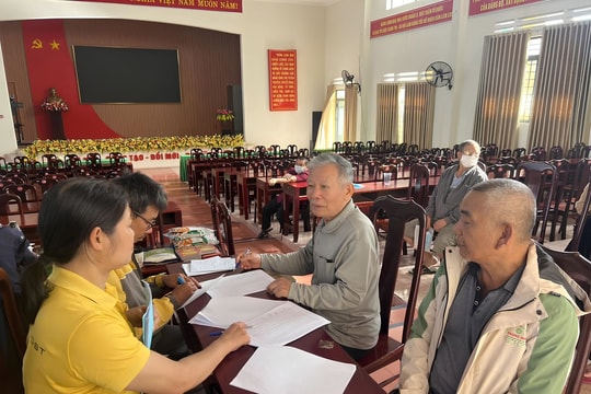 Người dân phấn khởi khi nhận tiền mặt 3 tháng lương hưu, trợ cấp BHXH