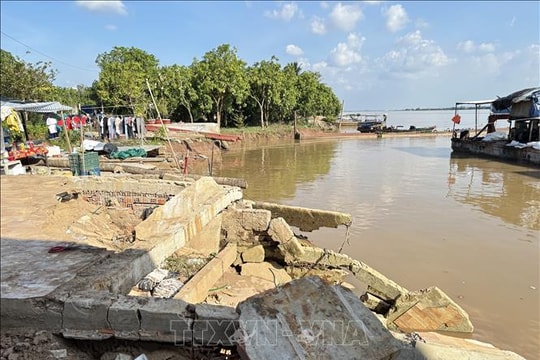 Hỗ trợ các hộ dân phải di dời nhà do sạt lở bờ sông Tiền