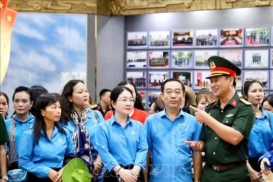 Công nhân lao động với trải nghiệm 'Một ngày cùng chiến sỹ'