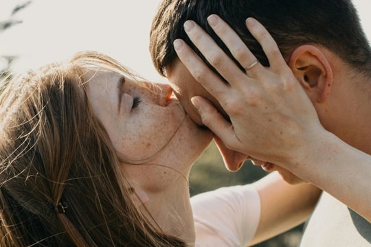 Hình ảnh cô gái lạ trên mạng tiết lộ sự thật về bạn trai yêu 2 năm