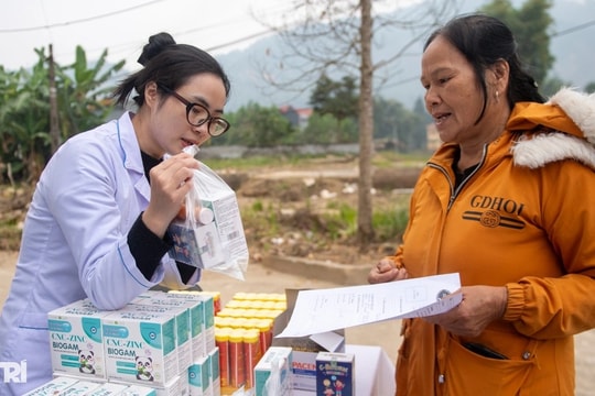 “Người dân mong các bác sĩ như mong nắng sau bão”