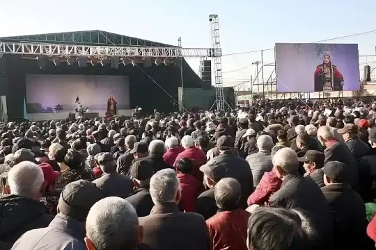 Đãi tiệc hàng nghìn người suốt ba ngày để tưởng nhớ mẹ