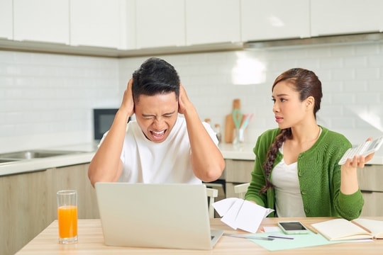 Khi nào 'tay hòm chìa khóa' thành bạo hành kinh tế?