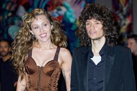 Thời trang hẹn hò của Miley Cyrus và tình trẻ