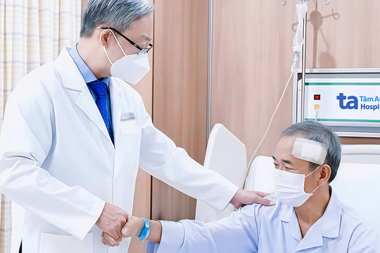 Robot hỗ trợ bác sĩ can thiệp đột quỵ, kẹp túi phình cho bệnh nhân