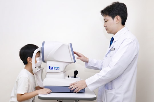 Bé trai bị loét giác mạc do viêm kéo dài