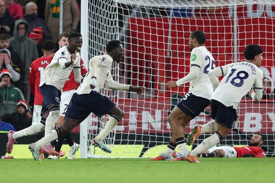 Man Utd rơi điểm trước đội 'cầm đèn đỏ'