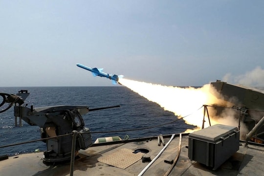 Iran phóng loạt tên lửa trong tập trận hải quân