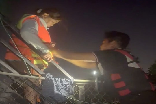 Hàng trăm người kêu cứu trong đêm lũ dâng ngập nhà ở Lâm Đồng