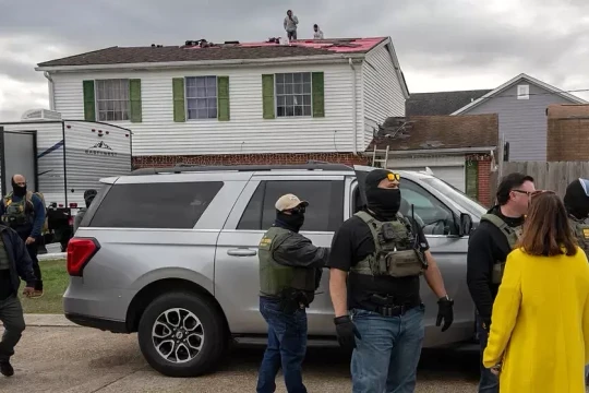 Cuộc giằng co trên mái nhà giữa đặc vụ ICE và người nhập cư